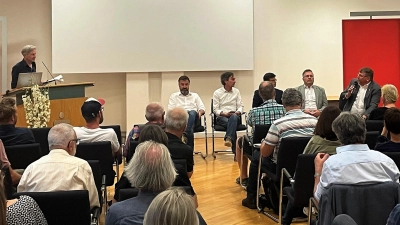 Diskussionsrunde beim Bürgerdialog im Sparkassensaal zum Thema „Einfach Bauen“. (Foto: LA Dachau / Sina Török)