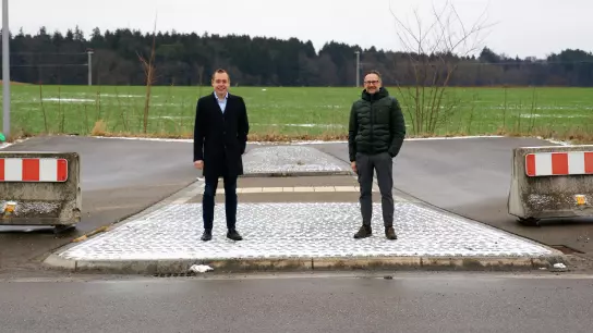 Am Kreisverkehr im Gewerbegebiet soll die Umfahrung Indersdorf einmal abzweigen. Die Kreisräte Sebastian Leiß (li) und Hans Kornprobst fordern einen zügigen Baubeginn.  (Foto: FWD)