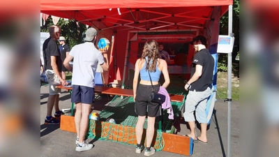 Zahlreiche Interessierte stellten an der Torwand der Aquaballer ihre Treffsicherheit unter Beweis.  (Foto: SV Dachau)