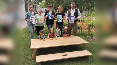 Die Kinder, das pädagogische Personal und die Eltern des Kinderhauses St. Anna freuen sich über einen wunderschönen massiven Kindertisch mit Bänken sowie große Holzbauklötze für den Garten. (Foto: Förderverein Kinderhauses St, Anna)