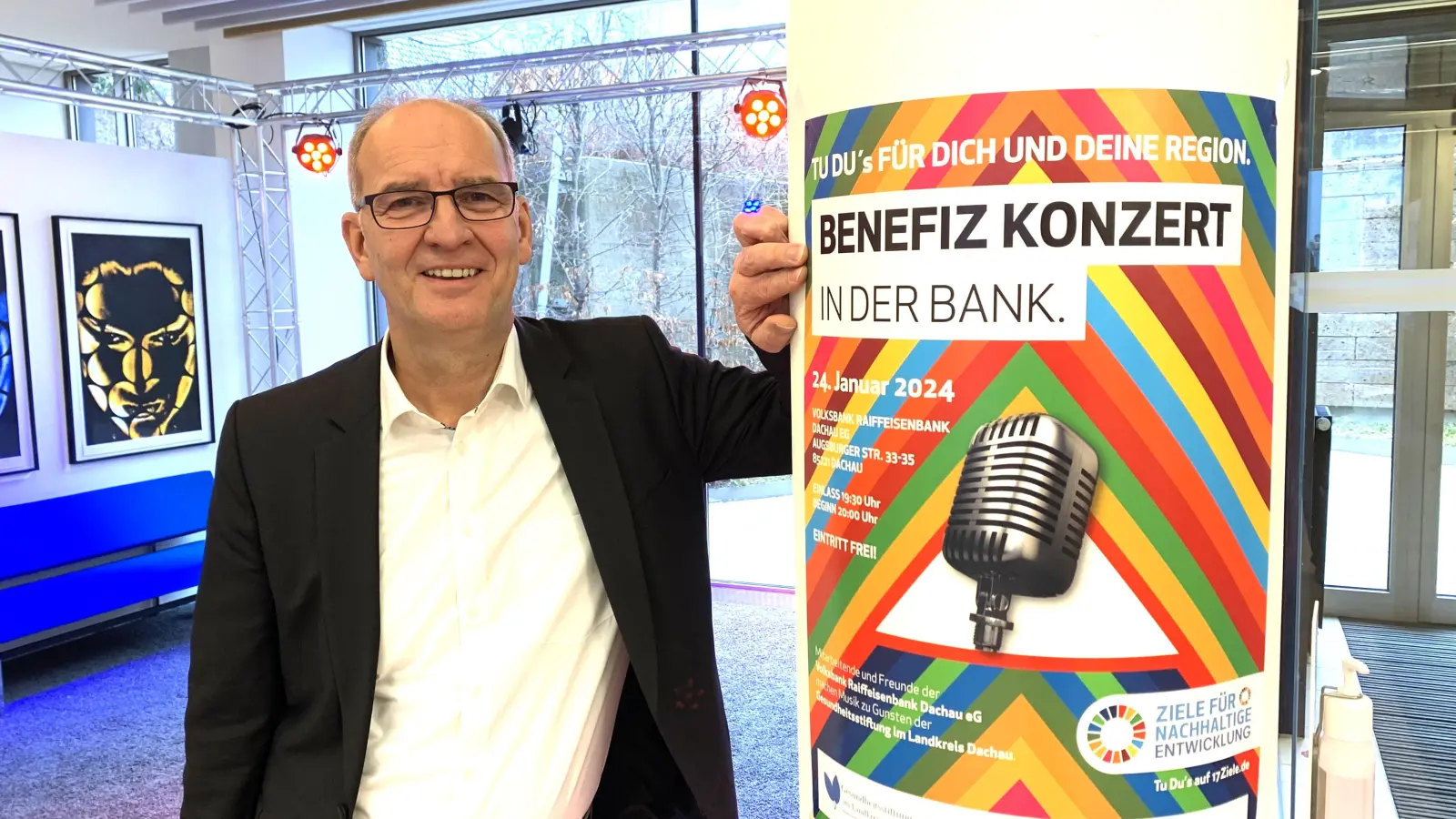 Martin Richter freut sich auf das Benefiz Konzert in der Bank. (Foto: VR Bank Dachau)