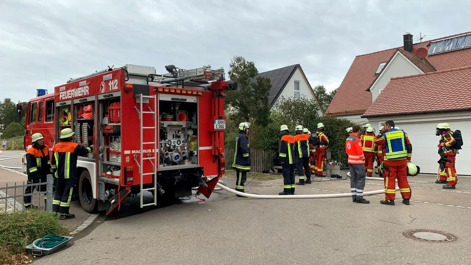 Die Feuerwehren Eisenhofen und Altomünster sowie die Kreisbrandinspektion brachten das Feuer schnell unter Kontolle. (Foto: KFV Dachau)