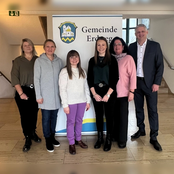Begrüßung der neuen Mitarbeiter im Rathaus (von re): 1. Bürgermeister Christian Blatt, Monika Birzele, Julia Pfisterer, Nadja Steiger, Valentina Treiber und Petra Aidelsburger (Leitung Kinderhäuser). (Foto: Gemeinde Erdweg)