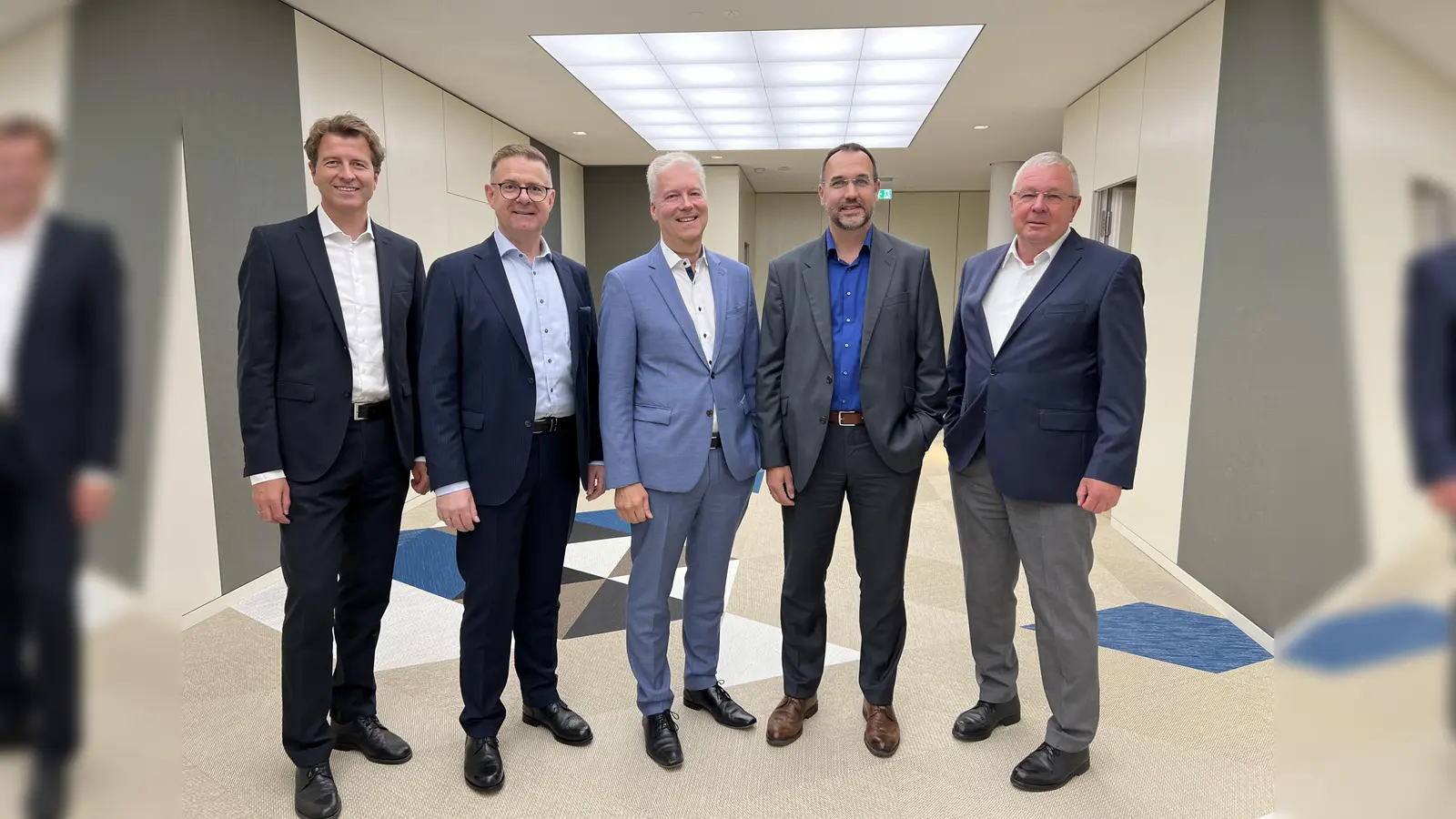 Der neue Bankvorstand Ulrich Zeiler (2. von re) mit den Vorstandskollegen Klaus Berger, Johann Schöpfel (li) und Thomas Höbel (re) sowie dem Aufsichtsratsvorsitzender Günter Wörl (Mitte).  (Foto: VR-Bank Dachau)