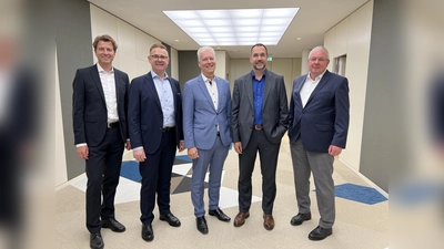Der neue Bankvorstand Ulrich Zeiler (2. von re) mit den Vorstandskollegen Klaus Berger, Johann Schöpfel (li) und Thomas Höbel (re) sowie dem Aufsichtsratsvorsitzender Günter Wörl (Mitte).  (Foto: VR-Bank Dachau)