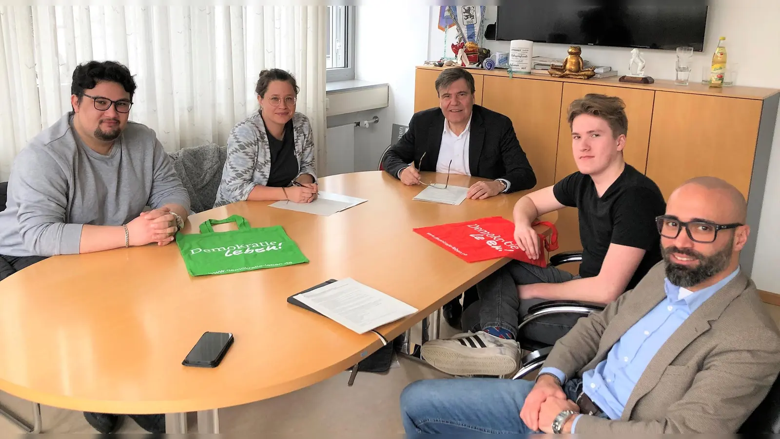 Start der Partnerschaft mit (von li) Jiyan Göcer, Stefanie Steinbauer, Stefan Kolbe, Jakob Reisky und Francesco Cataldo. (Foto: KJR Dachau)