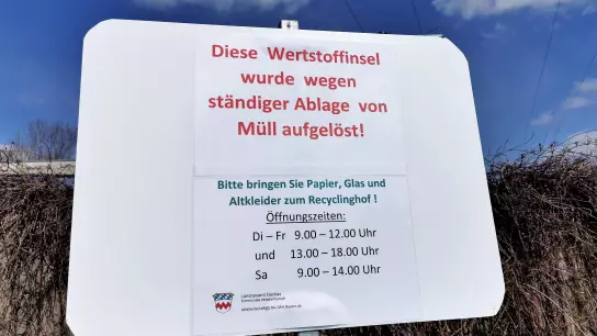 Schild an der Wertstoffinsel Karlsfeld am Hallenbad. (Foto: Kommunale Abfallwirtschaft)