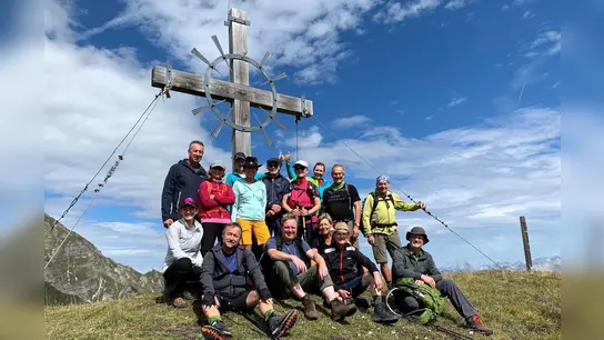 Die Reisegruppe auf dem 2.142 Meter hohen Nederjoch in den Stubaier Alpen. (Foto: VR Bank Dachau)