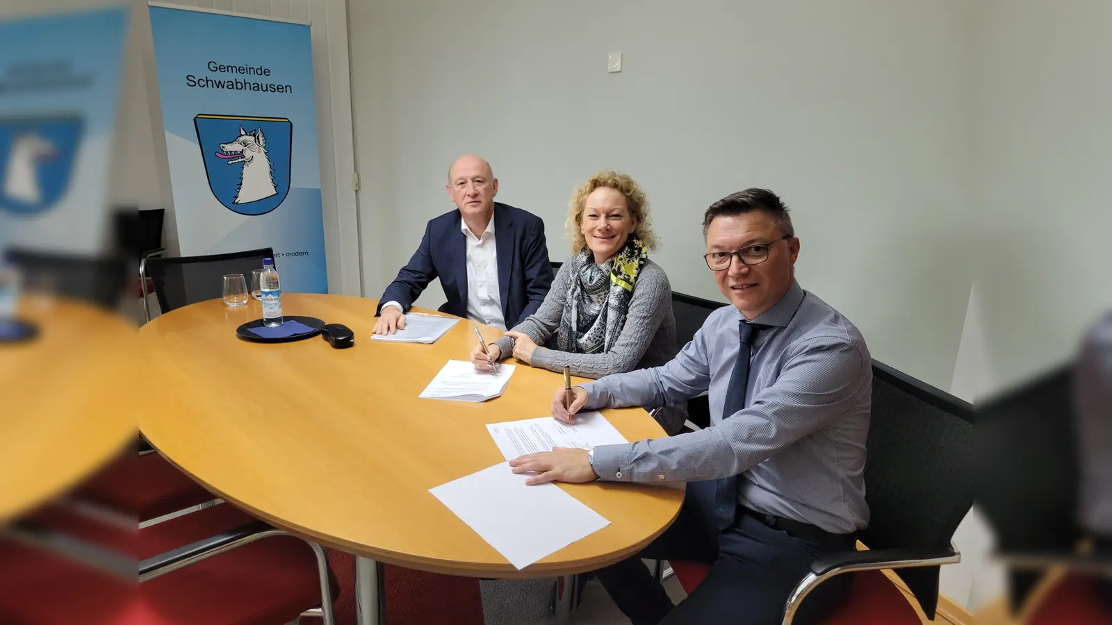 Roland Bürkle und Melanie Vogt, Friedrich Schiedel Stiftung und Wolfgang Hörl (von li) erarbeiten gemeinsam Konzept zur Förderung der Jugendarbeit. (Foto: Gemeinde Schwabhausen)