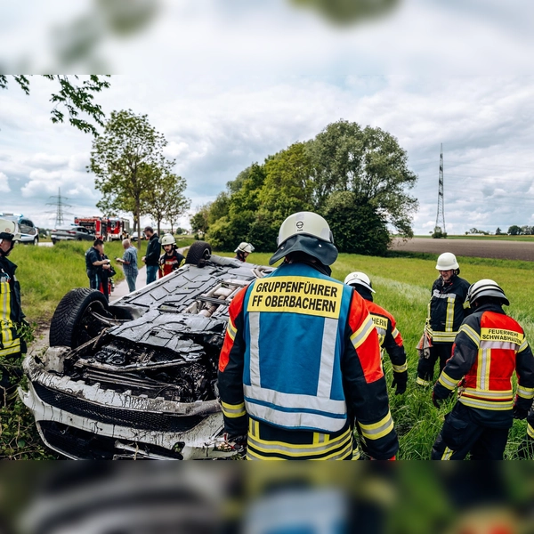 Das Auto blieb auf dem Radweg liegen. (Foto: Kreisbrandinspektion Dachau)