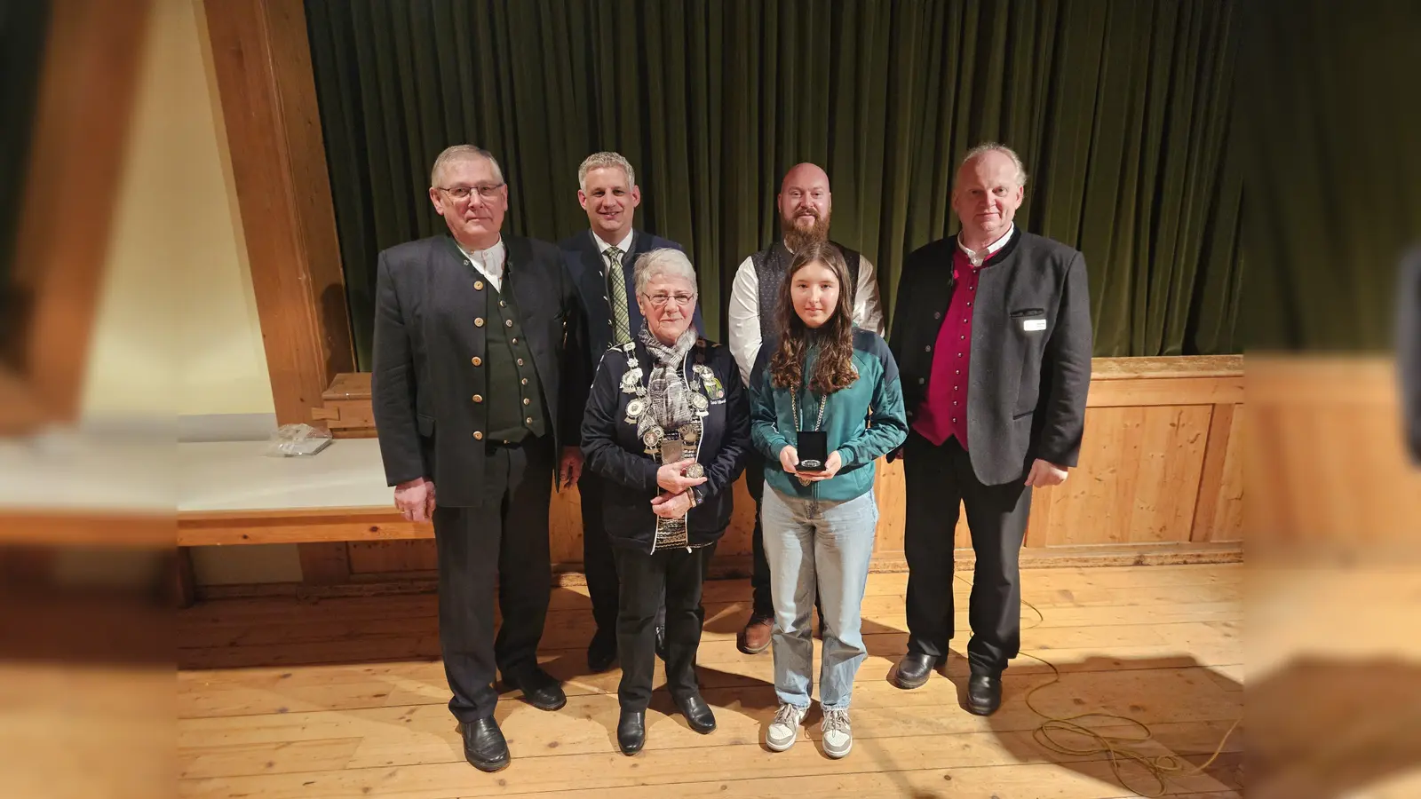 Gauschützenmeister Alfred Reiner, Erster Bürgermeister Christian Blatt, Matthias Pucher, Schützenmeister Eintracht Kleinberghofen, Gauschützenmeister Joachim Stehr (hinten von links), Glonntalkönigin Centa Osswald (Eintracht Kleinberghofen, vorne links) und die Gewinnerin des Sonderpreises der Jugend, Leonie Mader (Eichengrün Walkertshofen). (Foto: Gemeinde Erdweg)