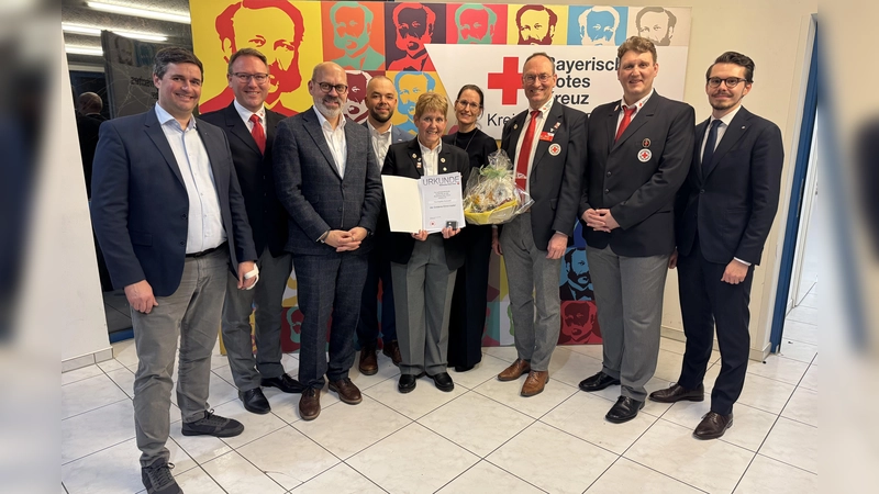 Große Ehre für Angelika Gumowski (Mitte): Sie erhielt die Goldene Ehrennadel des Roten Kreuzes. (Foto: BRK - Kreisverband Dachau)