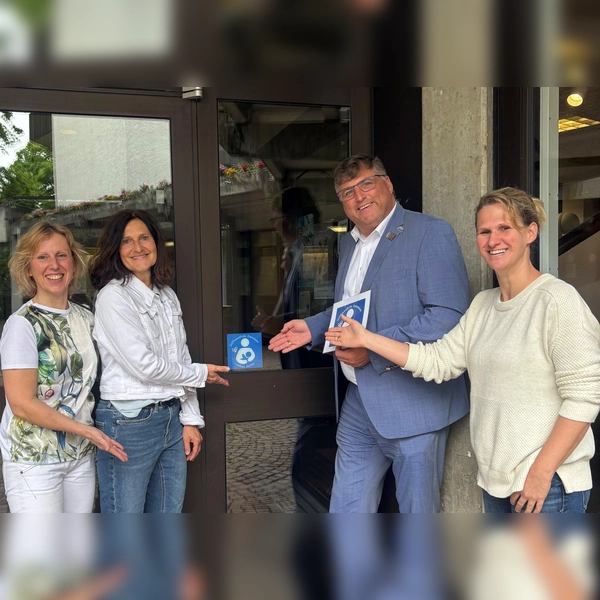 Sandra Deichl, Kreissprecherin für den Landkreis Dachau des Hebammenlandesverbands, Mechthild Hofner, 1. Vorsitzende des BHLV, Landrat Stefan Löwl und Katharina Zausinger, Sprecherinder Dachauer Geburtshilfe (v. l.). (Foto: Landratsamt Dachau, Sina Török)