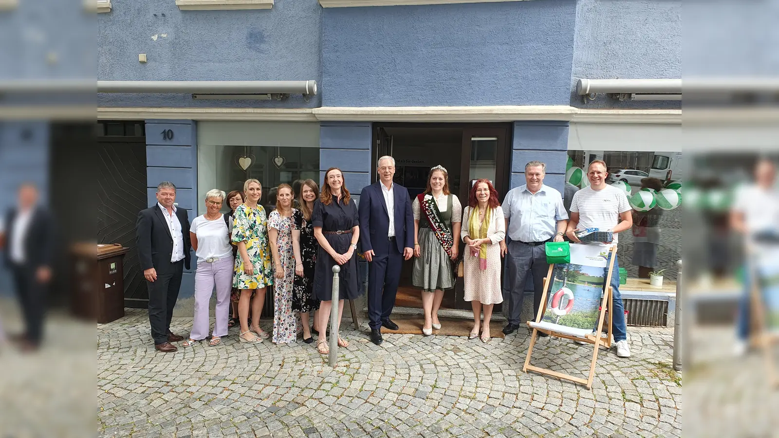 Neueröffnung der Geschäftsstelle Dachau AGIL - ganz zentral in der Dachauer Altstadt. Mit vor Ort Sophie Rudolph, Apfelkönigin vom Dachauer Land (mitte), Marianne Klaffki, stellvertretende Landrätin (mitte re), Marcel Fath, 1. Vorsitzender Dachau AGIL und 1. BGM Petershausen (mitte li), sowie Peter Felbermaier, 1. BGM Haimhausen (li). (Foto: jj)