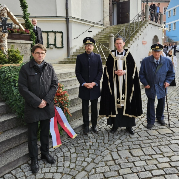 Oberbürgermeister Florian Hartmann, Markus Erhorn (SRK Dachau), Pfarrvikar Christian Ulbrich und Ludwig Gasteiger (SRK Dachau) besuchten den Gottesdienst in St. Jakob. (Foto: SRK)