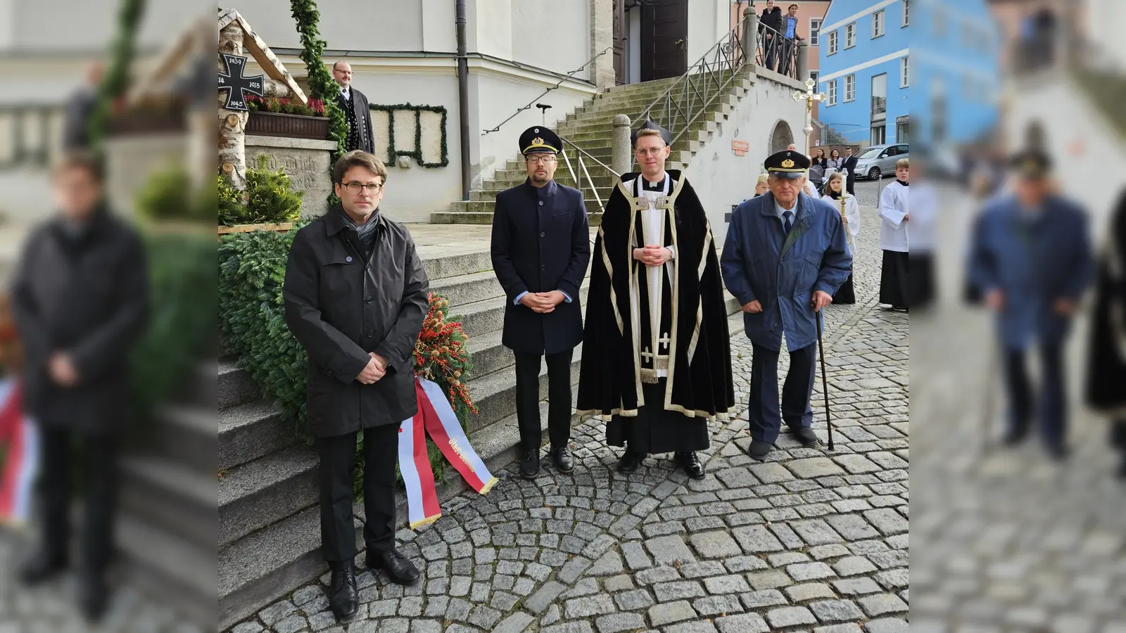 Oberbürgermeister Florian Hartmann, Markus Erhorn (SRK Dachau), Pfarrvikar Christian Ulbrich und Ludwig Gasteiger (SRK Dachau) besuchten den Gottesdienst in St. Jakob. (Foto: SRK)
