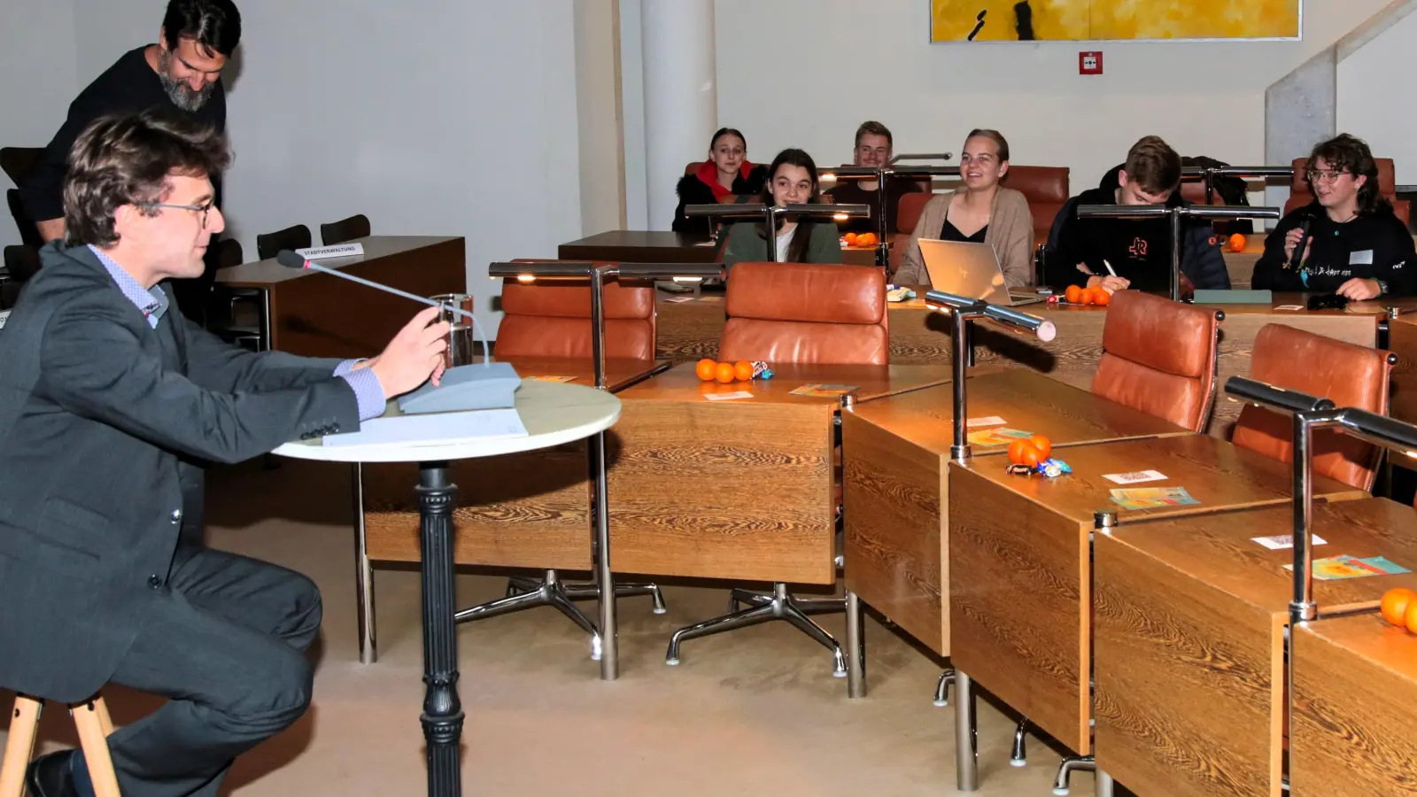 Oberbürgermeister Florian Hartmann (li) im Gespräch mit Dachauer Jugendlichen. (Foto: Stadt Dachau)