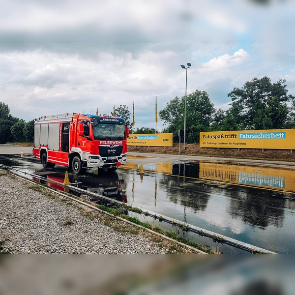 Auch Gefahrenbremsungen auf glattem Untergrund trainierten die Feuerwehrler. (Foto: KBI Dachau)
