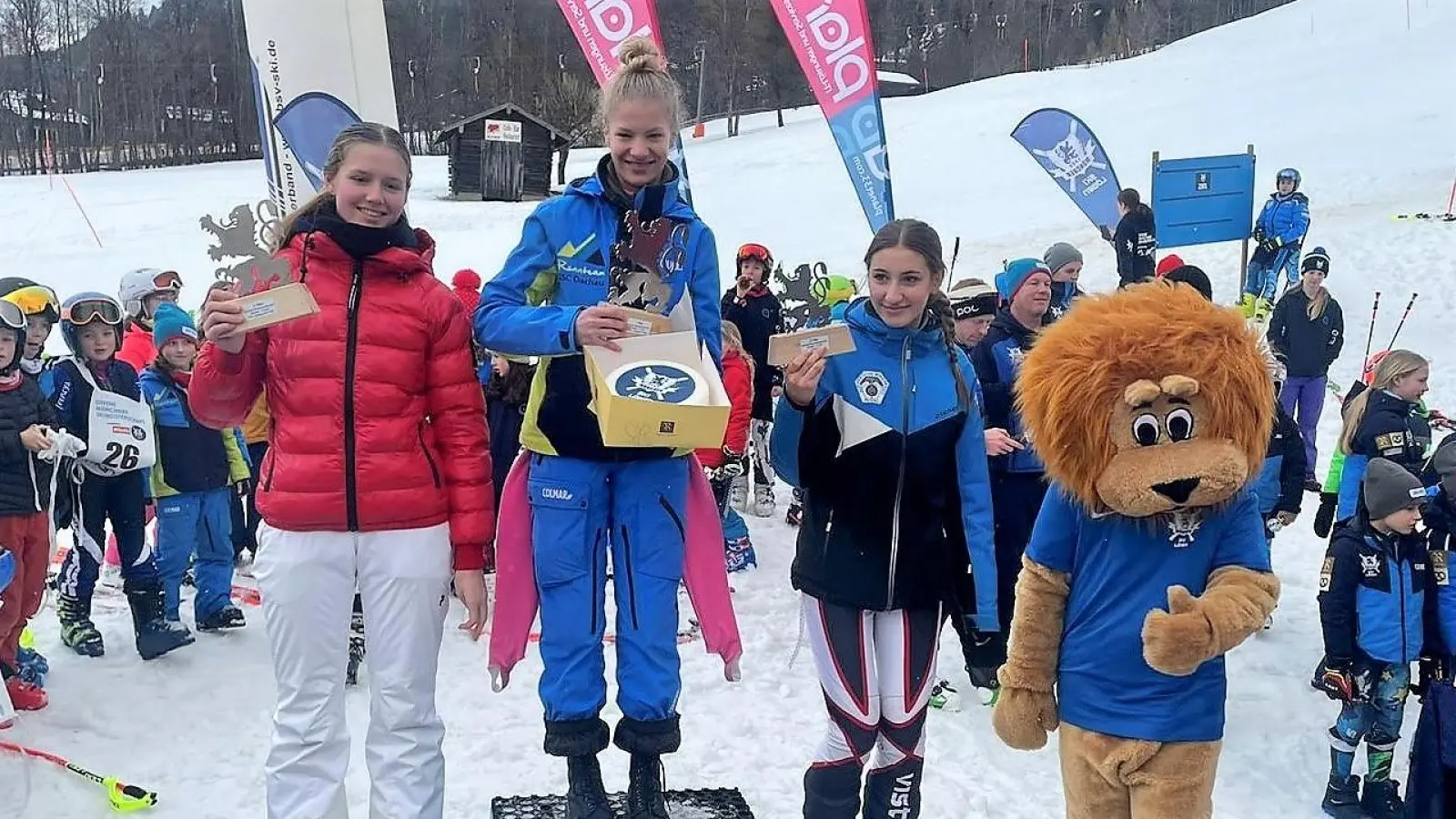 Clara Baltes (Mitte) bei der Siegerehrung der U16w. (Foto: GSC Dachau)