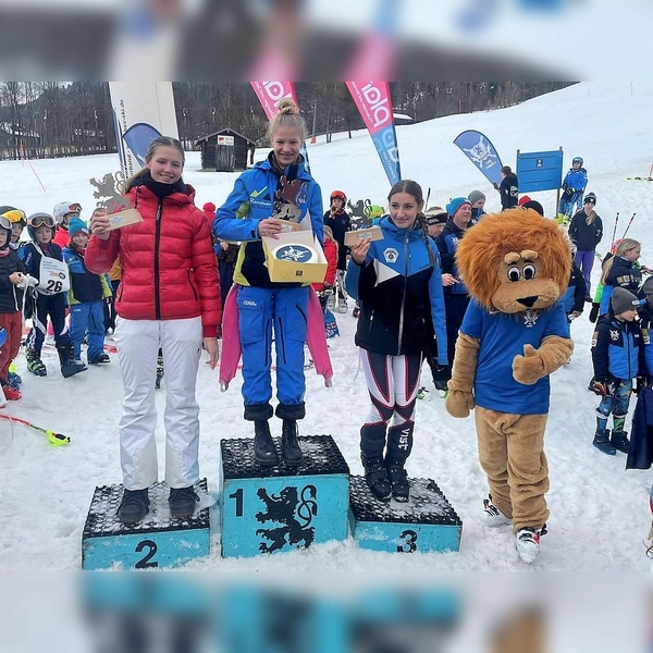 Clara Baltes (Mitte) bei der Siegerehrung der U16w. (Foto: GSC Dachau)
