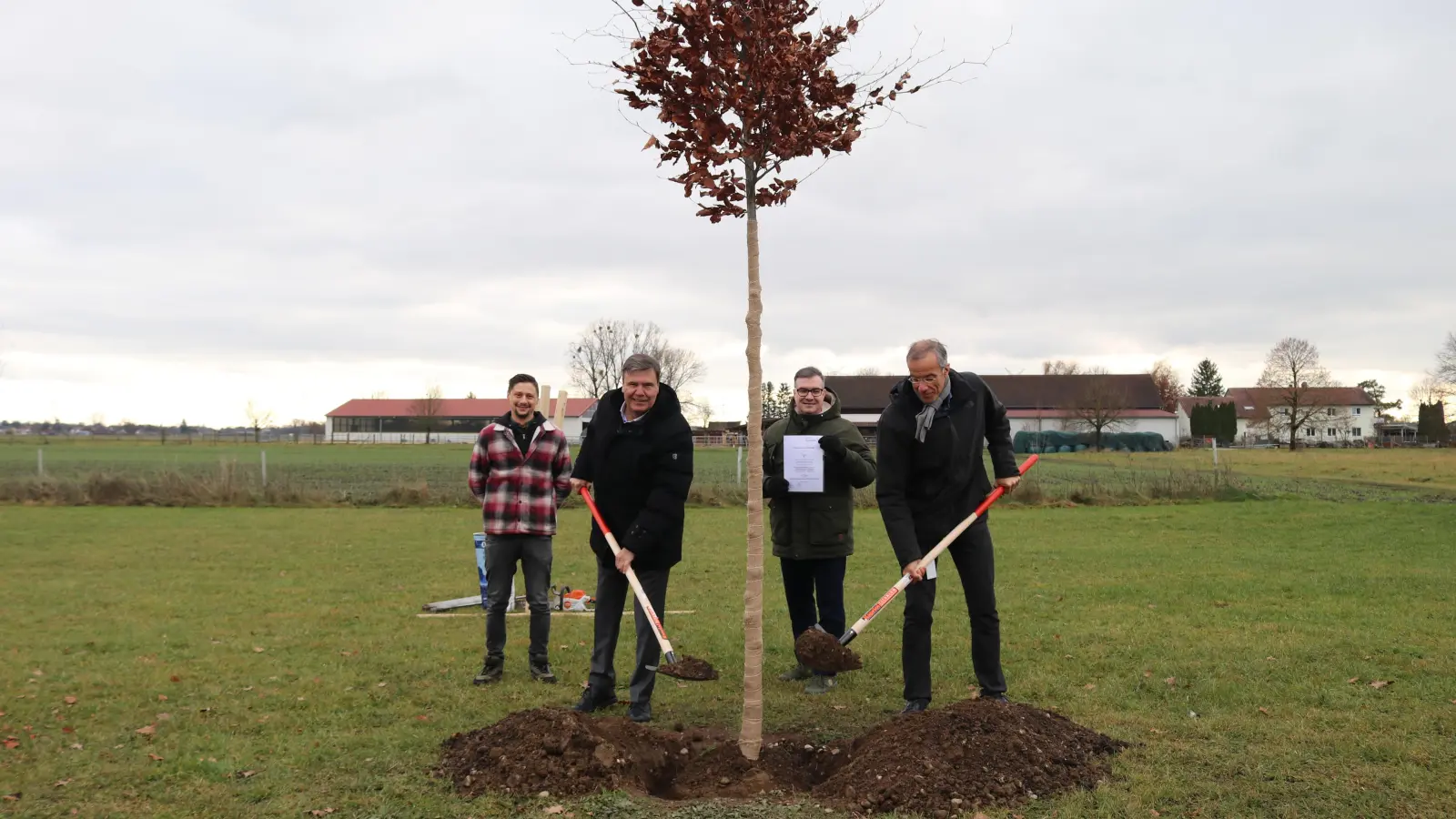 Umweltbeauftragter der Gemeinde Karlsfeld, Stefan Grimm, Erster Bürgermeister Stefan Kolbe, Dr. Mark Hempelmann und Dr. Ralf Hasler von der Firma Lacon Electronic GmbH (v. l.). (Foto: KA)