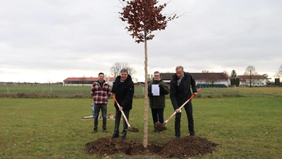 Umweltbeauftragter der Gemeinde Karlsfeld, Stefan Grimm, Erster Bürgermeister Stefan Kolbe, Dr. Mark Hempelmann und Dr. Ralf Hasler von der Firma Lacon Electronic GmbH (v. l.). (Foto: KA)