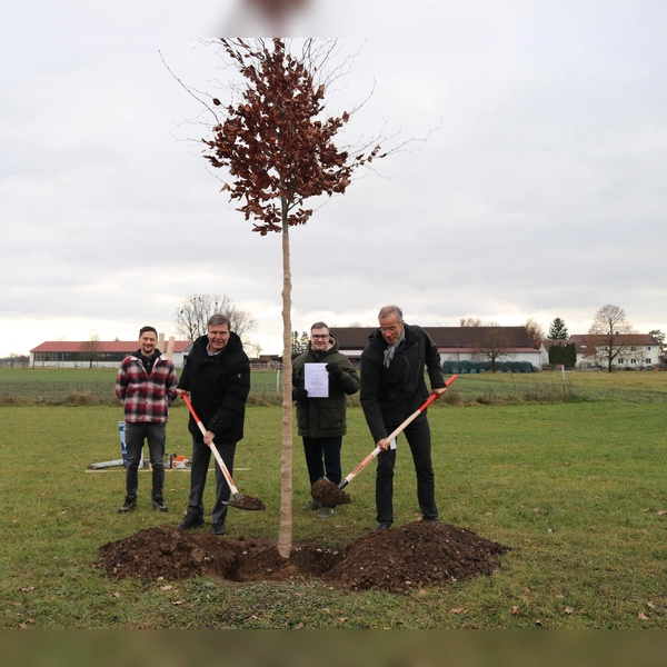 Umweltbeauftragter der Gemeinde Karlsfeld, Stefan Grimm, Erster Bürgermeister Stefan Kolbe, Dr. Mark Hempelmann und Dr. Ralf Hasler von der Firma Lacon Electronic GmbH (v. l.). (Foto: KA)
