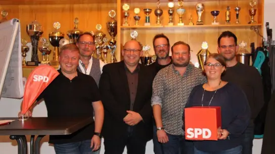 Der neugewählte Vorstand (von li) Florian Wiesent, SPD-Chef Mario Eichinger, BGM Harald Dirlenbach, Martin Seitz, Harald Eichinger, Anna Braun und Michael Grimmer.<br> (Foto: SPD Vierkirchen)