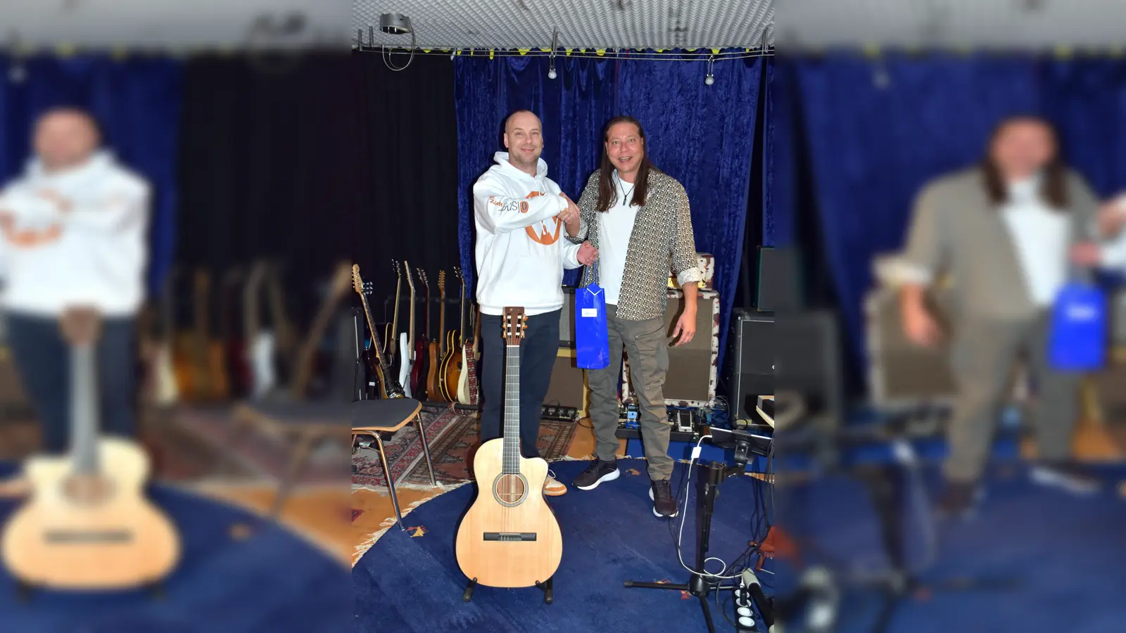 Marcus Ölsner (von li), 1. Vorstand des Erdweger Gewerbevereins, heißt Marc Berger herzlich willkommen. (Foto: coe)