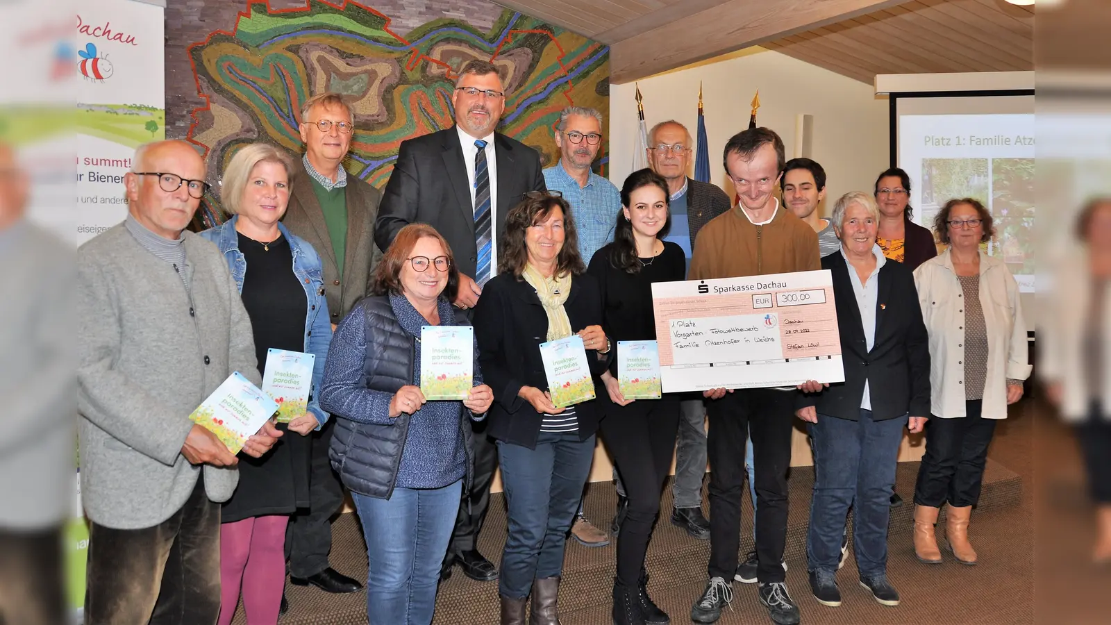 Mit den Gewinnern des Vorgarten-Fotowettbewerbs freuten sich Landrat Stefan Löwl (4. von hinten li) und die Jurymitglieder. (Foto: LA Dachau)