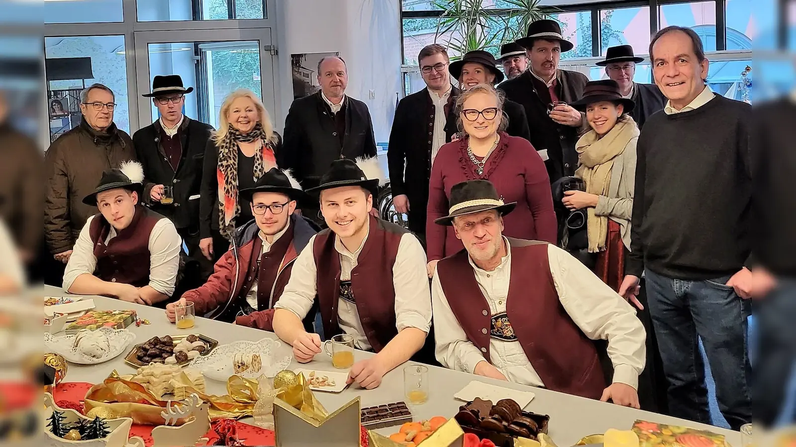 Nach dem Christkindlanblasen wurden die Musikanten im CSU Bürgerbüro bewirtet. (Foto: Christine Unzeitig)