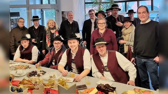 Nach dem Christkindlanblasen wurden die Musikanten im CSU Bürgerbüro bewirtet. (Foto: Christine Unzeitig)