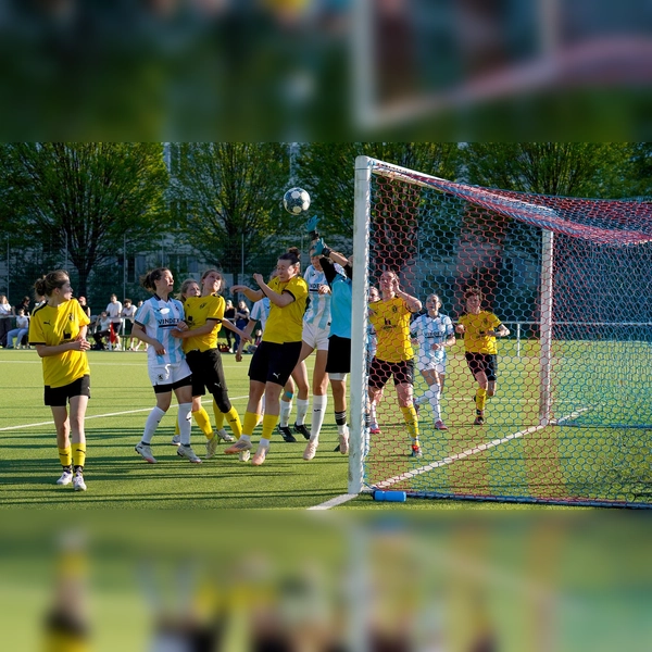 Serie von gefährlichen Eckbällen: 1860 gegen Teutonia.  (Foto: J. Mentel)