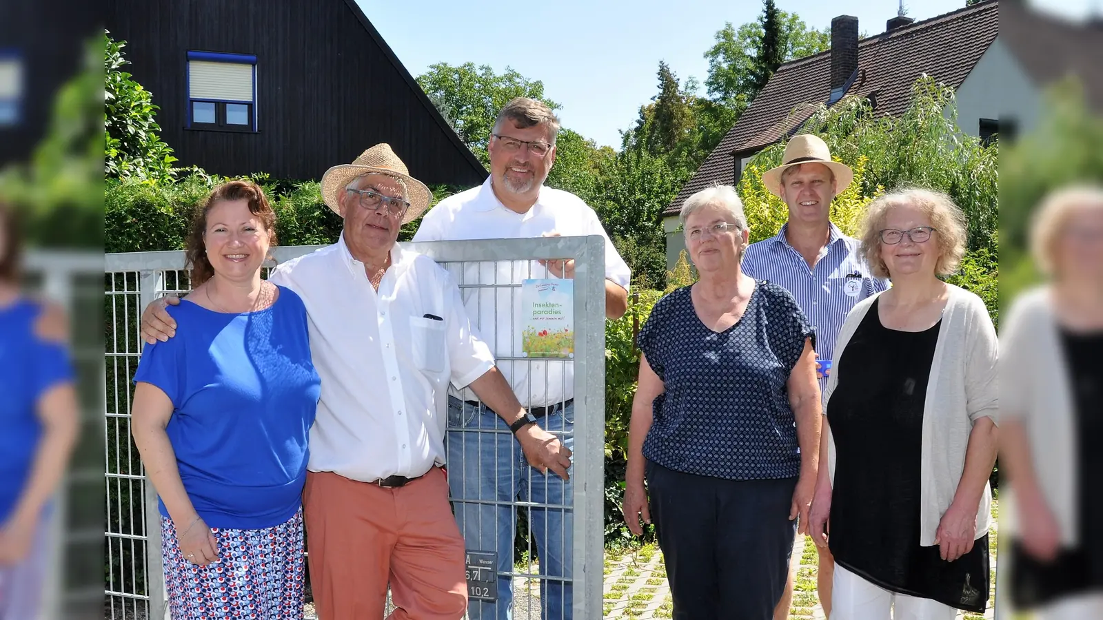 Über die erste zum Insektenparadies ausgezeichnete Firma freue nsich (von li) Melitta Fischer, Anton Limmer, Landrat Stefan Löwl, Doris Limmer, Michael Hainz sowie Beate Wild . (Foto: LA Dachau)