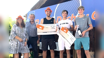 Erfolgreich bei den VR Bank Open (von li) Astrid und Thomas Gerstner mit den Siegern Stefan Vogelsang, Ben Brandl und Finn Rieber (Nebenrundensieger). (Foto: VR-Bank Dachau)