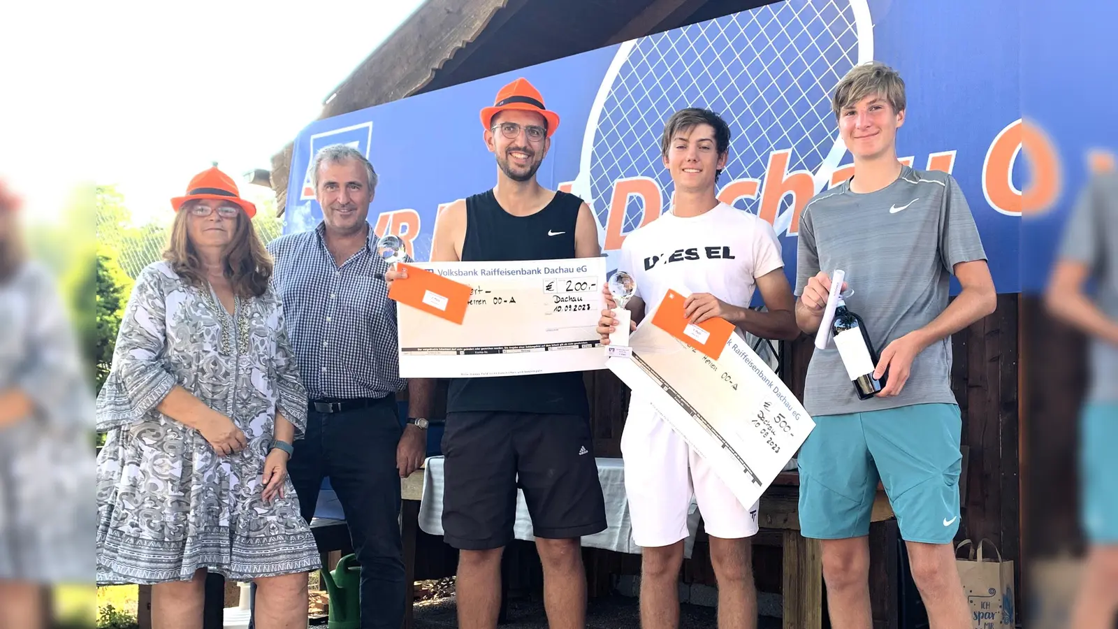 Erfolgreich bei den VR Bank Open (von li) Astrid und Thomas Gerstner mit den Siegern Stefan Vogelsang, Ben Brandl und Finn Rieber (Nebenrundensieger). (Foto: VR-Bank Dachau)