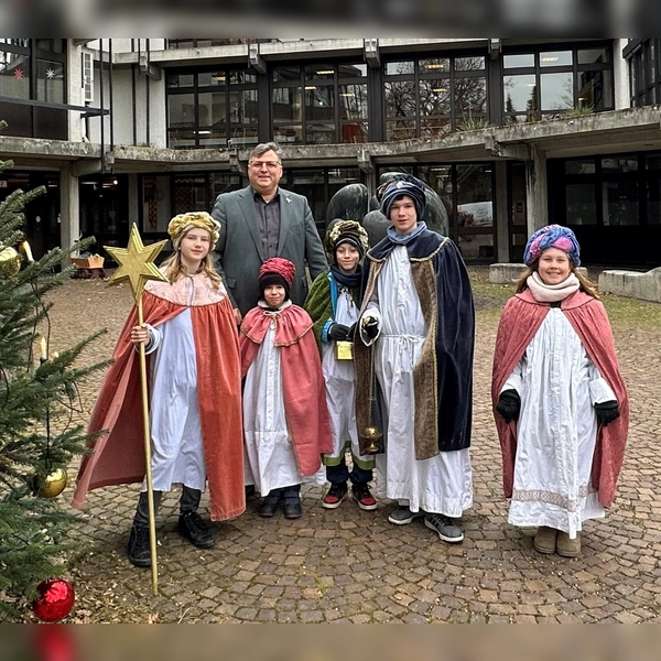 Die Sternsinger der Pfarrei St. Jakob schrieben im Landratsamt den Segen über die Türen. (Foto: Landratsamt Dachau)