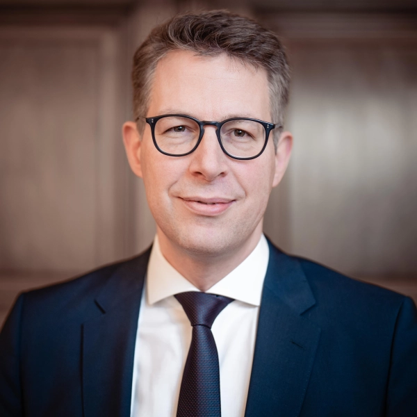 Kunstminister Markus Blume gab die Auszeichnung für die Dachauer Bibliothek bekannt: „Der Bayerische Bibliothekspreismacht ihr herausragendes Engagement sichtbar und würdigt wahre Zukunftsgestalter!” (Foto: Steffen Böttcher)