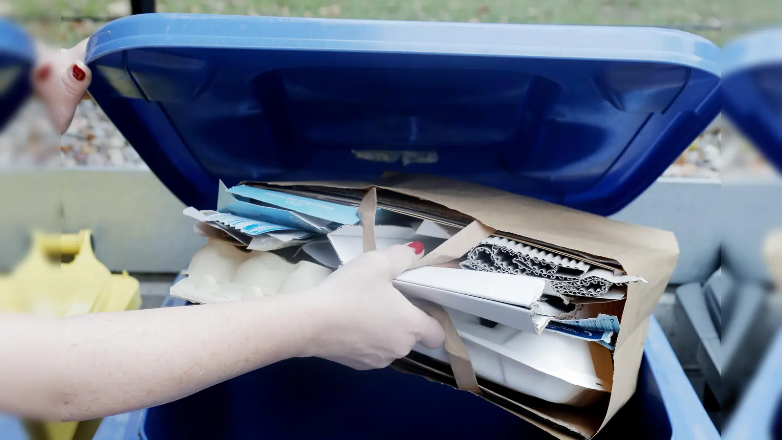 Papier und Pappe sollte vor der Entsorgung in der Altpapiertonne richtig gefaltet und zusammengedrückt werden. (Foto: Initiative Mülltrennung wirkt / Steffen Jagenburg)