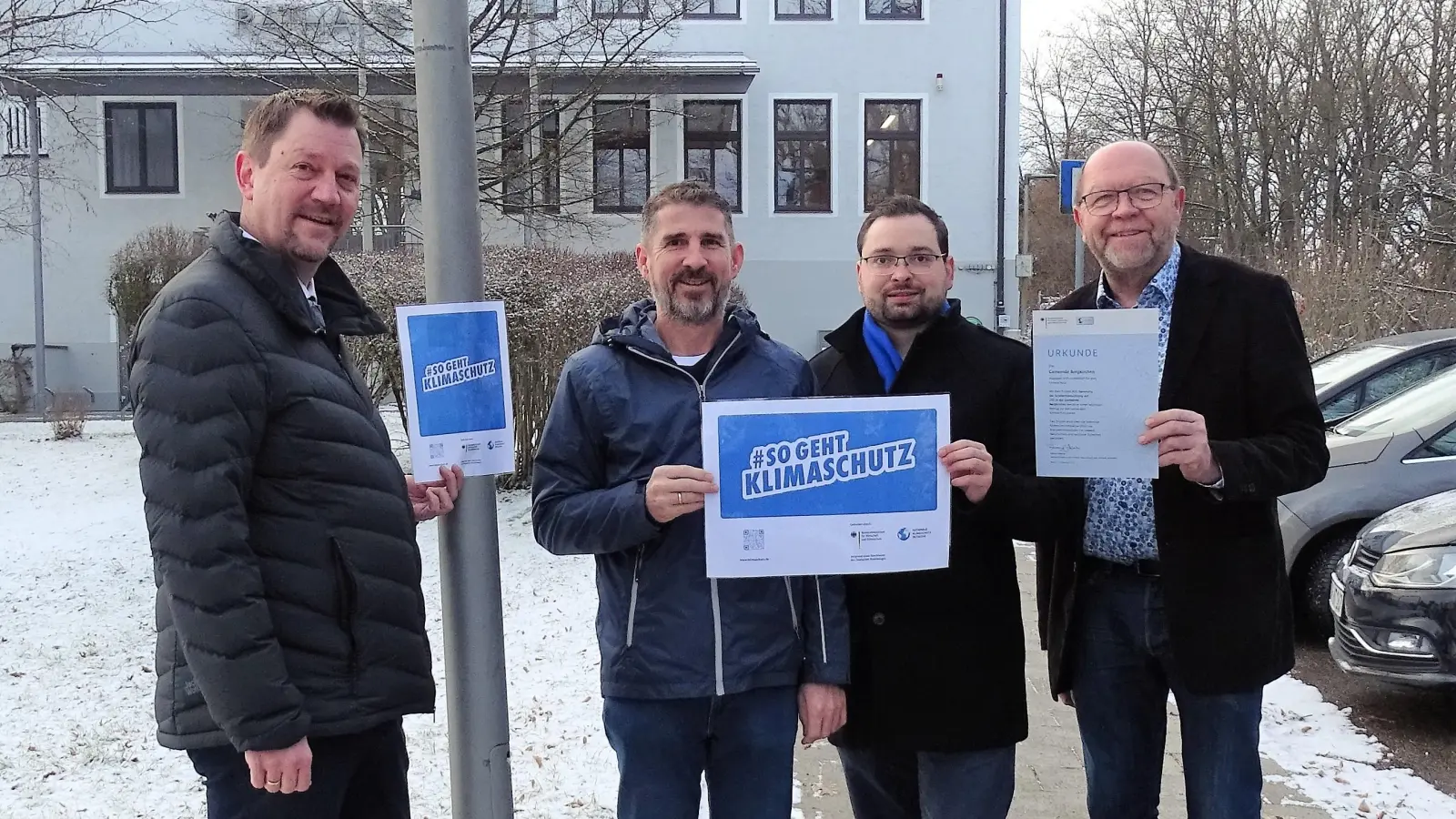 Gut für Klima und Geldbeutel ist die neue LED-Beleuchtung der Gemeinde. (von li) BGM Robert Axtner, Josef Bestle vom Bayernwerk und Alto Weigl und Sigi Ketterl, Gemeinde. (Foto: Gemeinde Bergkirchen)