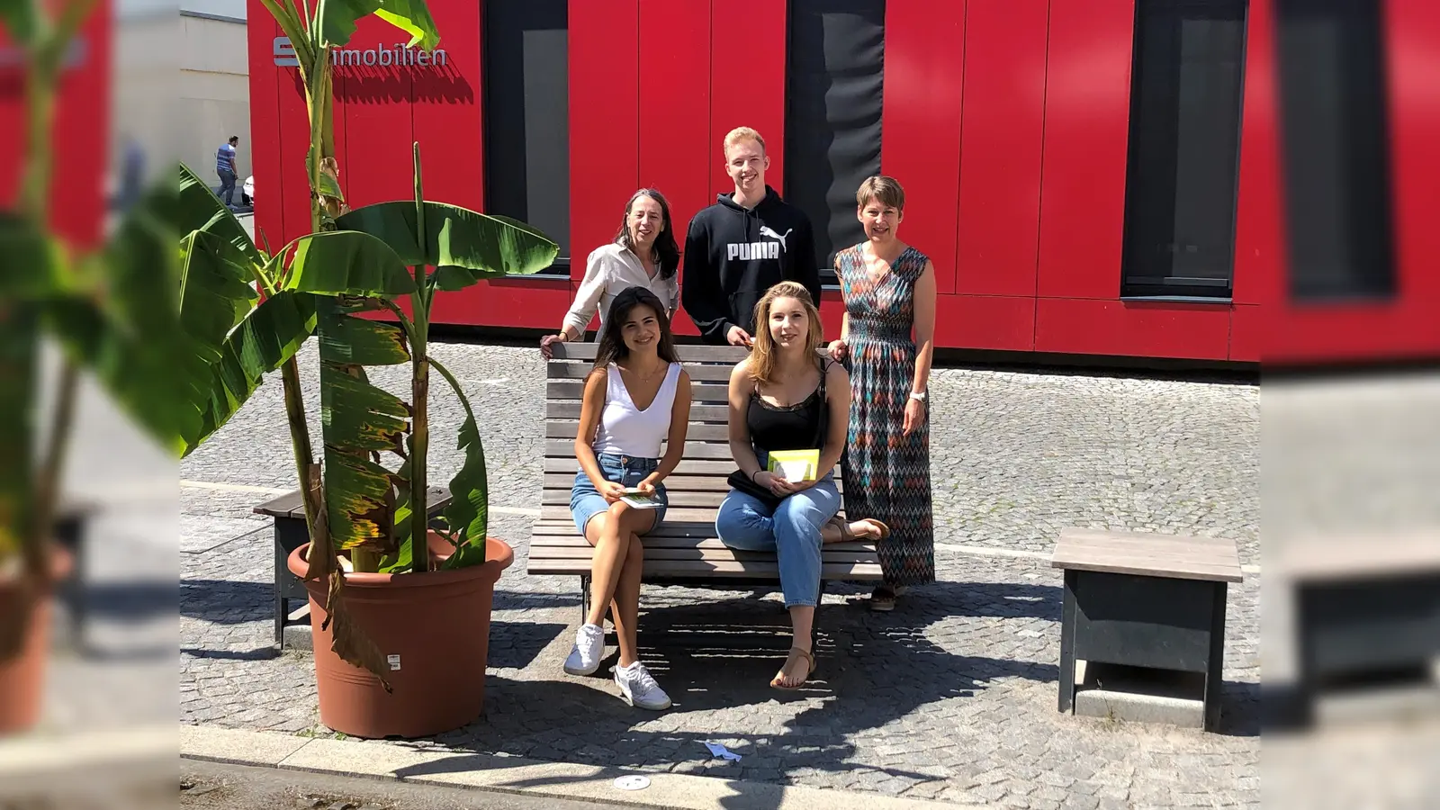 Sprachstipendiaten fliegen nach Barcelona, London und Malta: Gabrielle Varga und Anja Mayriedl (von li sitzend) sowie Martha Ullmann, Jan Wunderlich und Claudia Ewald (von li stehend). (Foto: Sparkasse Dachau)