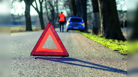 Wer über einen Schutzbrief verfügt, kann sich bei einer Fahrzeugpanne auf Unterstützung und Kostenübernahme durch den Versicherer verlassen.  (Foto: (txn) cameris / Fotolia / Itzehoer)