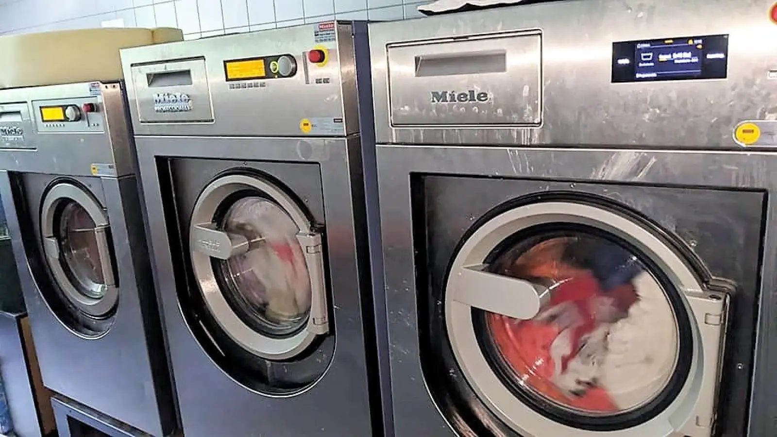 Die riesigen Waschmaschinen im Tierheim brauchen „Futter”... (Foto: TH Dachau)