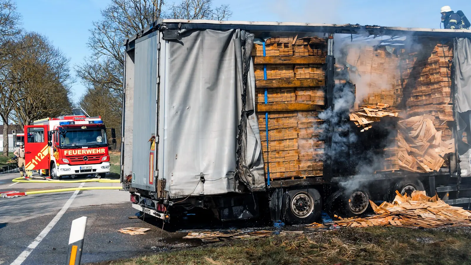 Einen Großeinsatz von Feuerwehren und THW verursachte dieser brennende LKW-Anhänger. (Foto: Kreisbrandinspektion Dachau)