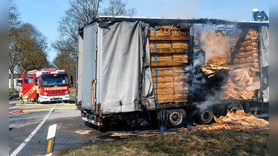 Einen Großeinsatz von Feuerwehren und THW verursachte dieser brennende LKW-Anhänger. (Foto: Kreisbrandinspektion Dachau)