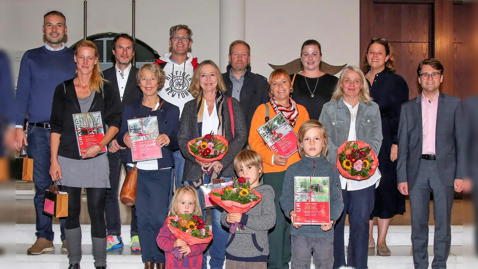 Die Preisträger mit den schönsten "Kinder-Gärten" mit OB Florian Hartmann (re) und einigen Jurymitgliedern. (Foto: Stadt Dachau)