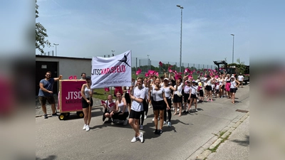 Die Aktiven des JTSC Karlsfeld begeisterten beim Siedlerfestumzug. (Foto: JTSC)