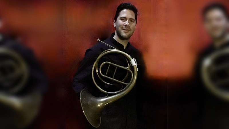 Aleksandar Crnojević spielt das Hornkonzert von Rosetti auf dem Naturhorn. (Foto: Crnojević )