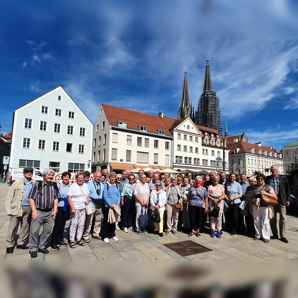 Die Ausflugsgruppe auf dem Neupfarrplatz.  (Foto: Großinzemooser Kameradschaft )
