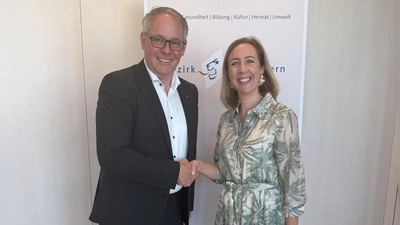 Bezirkstagspräsident Thomas Schwarzenberger gratuliert der neuen Inklusionsbeauftragten des Bezirks Oberbayern, Stephanie Burgmaier.  (Foto: Bezirk Oberbayern)
